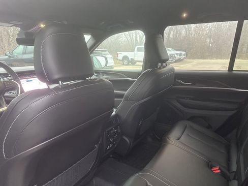 Used 2025 Jeep Grand Cherokee Limited image 11