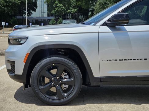 New 2025 Jeep Grand Cherokee L Altitude image 9