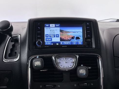 Used 2012 Chrysler Town & Country Touring w/ Entertainment Group #1 FWD image 18
