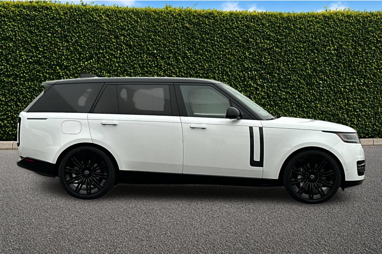 Used 2024 Land Rover Range Rover Long Wheelbase SE AWD/4WD image 3