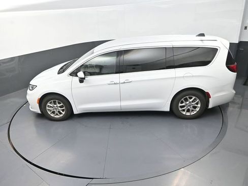 Used 2023 Chrysler Pacifica Touring-L FWD image 15