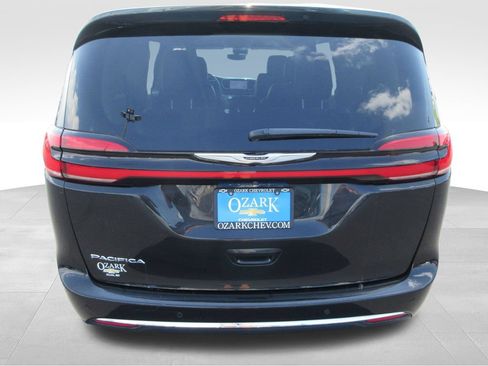 Used 2023 Chrysler Pacifica Touring-L FWD image 4