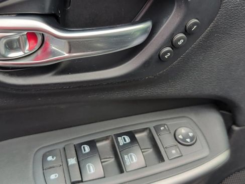 Used 2019 Jeep Cherokee Limited AWD/4WD image 11