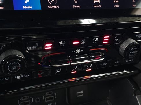 Used 2024 Jeep Grand Cherokee Limited w/ Luxury Tech Group II image 33