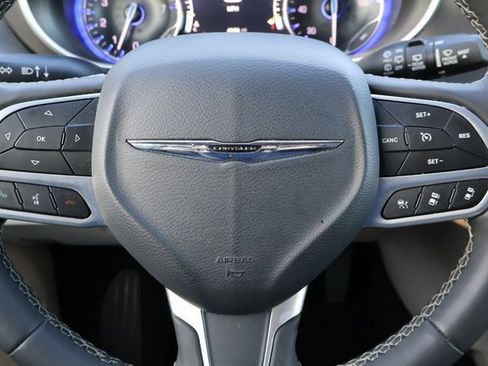 Used 2023 Chrysler Pacifica Touring-L image 31