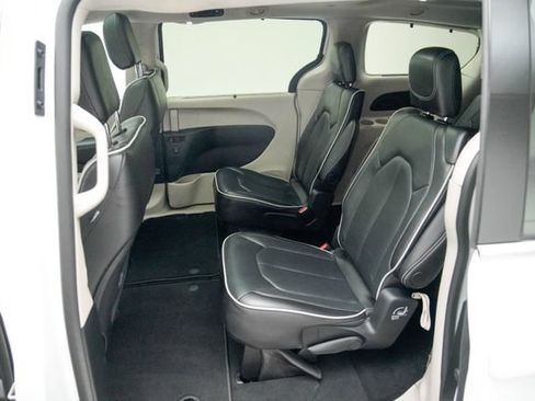 Used 2024 Chrysler Pacifica Limited FWD image 25