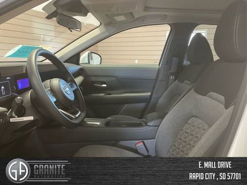 Used 2025 Nissan Kicks SV w/ SV Premium Package image 9