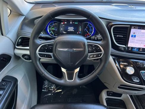 Used 2024 Chrysler Pacifica Limited FWD image 15