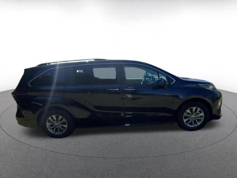 Used 2025 Toyota Sienna XLE FWD image 13