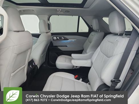 Used 2025 Ford Explorer Platinum w/ Ultimate Package RWD image 32