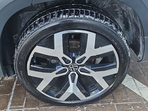 Certified 2022 Volkswagen Taos SEL image 28