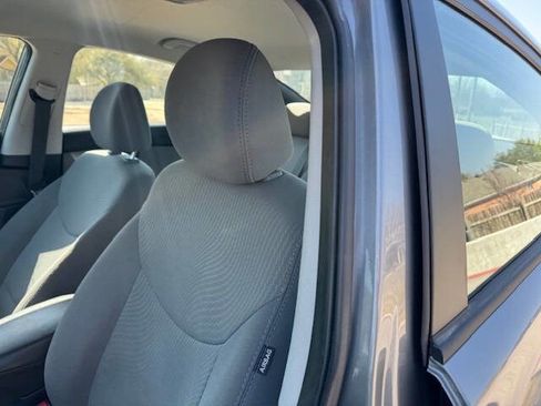 Used 2014 Hyundai Elantra SE image 29