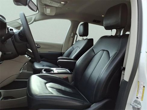 Used 2024 Chrysler Pacifica Touring-L image 12