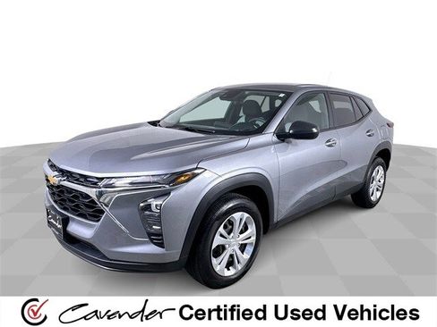 Used 2025 Chevrolet Trax LS w/ Driver Confidence Package image 1