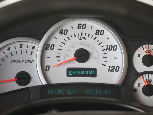 Used 2004 HUMMER H2 w/ Preferred Equipment Group image 21