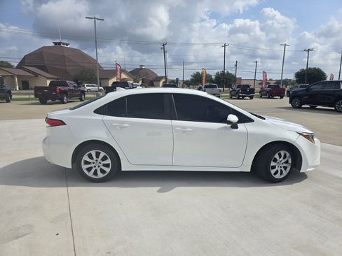 Used 2022 Toyota Corolla LE image 2