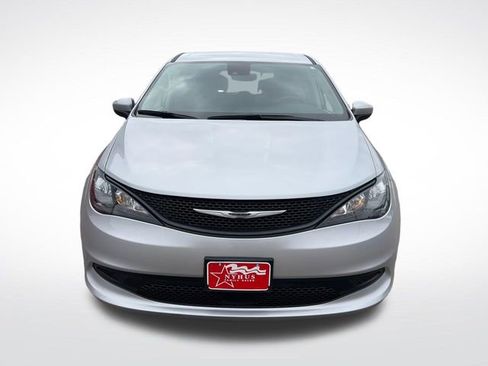 Used 2023 Chrysler Voyager LX FWD image 2