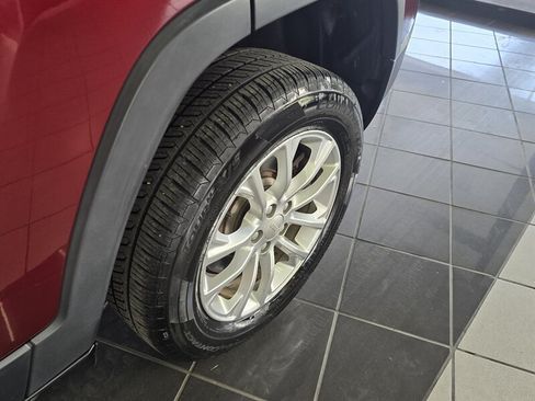 Used 2019 Jeep Cherokee Latitude w/ Cold Weather Group FWD image 37