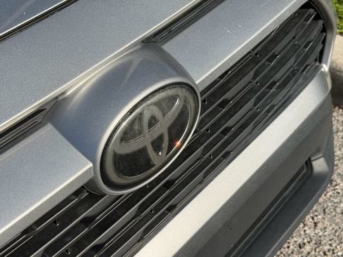 Used 2021 Toyota RAV4 LE FWD image 9