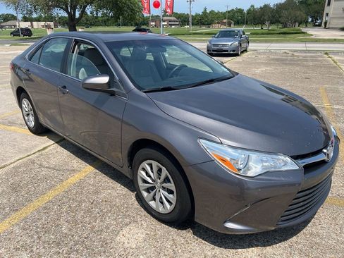 Used 2017 Toyota Camry LE FWD image 2