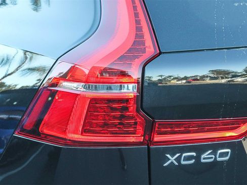 Used 2025 Volvo XC60 B5 Plus image 9