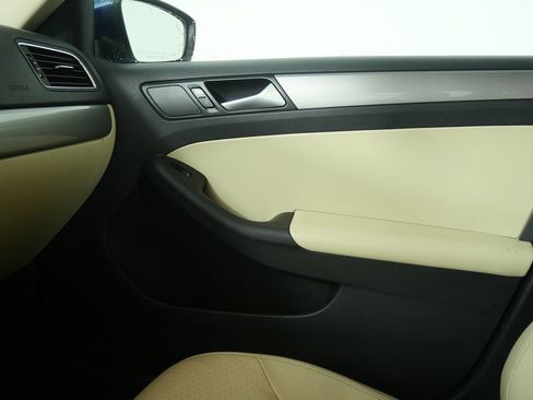 Used 2017 Volkswagen Jetta SE image 26