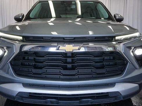 Used 2024 Chevrolet TrailBlazer LT w/ Convenience Package AWD/4WD image 3