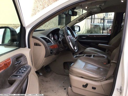 Used 2014 Chrysler Town & Country Touring-L w/ Driver Convenience Group image 13