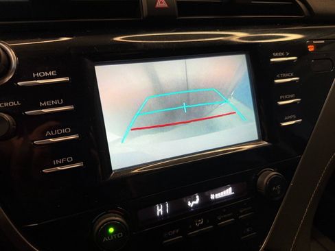 Used 2018 Toyota Camry SE w/ Moonroof Package image 12