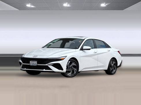 Used 2025 Hyundai Elantra SEL FWD image 2