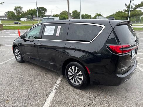 Used 2023 Chrysler Pacifica Touring-L FWD image 18