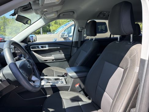 Used 2023 Ford Explorer XLT AWD/4WD image 9