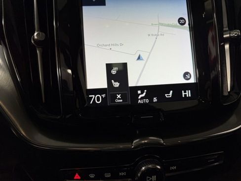 Used 2018 Volvo XC60 T5 Momentum w/ Vision Package image 16