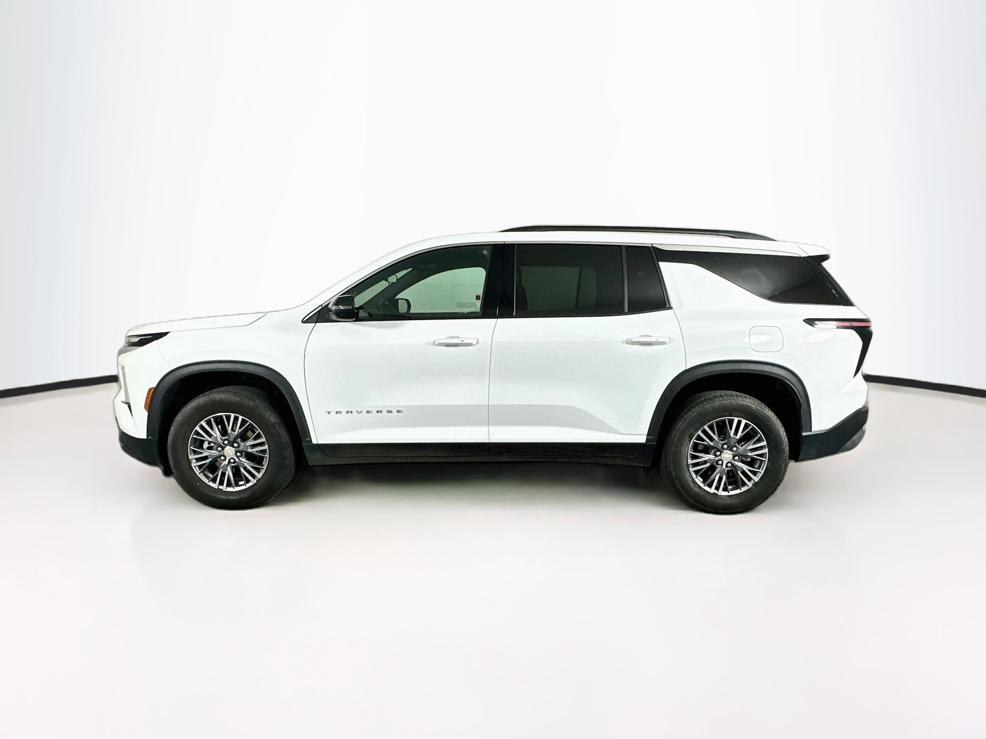 Used 2025 Chevrolet Traverse LT FWD image 4