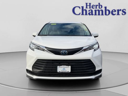 Used 2023 Toyota Sienna LE image 2