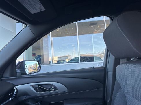 Used 2023 Chevrolet Traverse LT w/ Rear Camera Mirror Package image 31