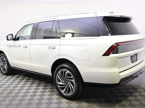 New 2026 Lincoln Navigator Reserve AWD/4WD image 3