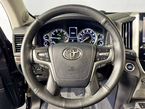 Used 2017 Toyota Land Cruiser image 12