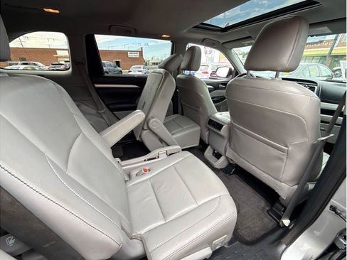Used 2015 Toyota Highlander XLE FWD image 10