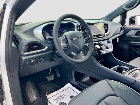New 2026 Chrysler Pacifica Limited image 9