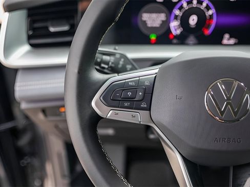 Used 2025 Volkswagen Tiguan SE image 16