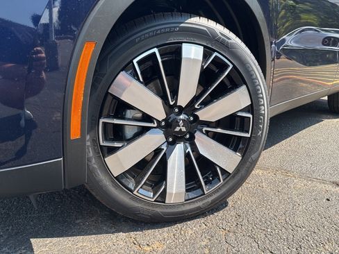 New 2025 Mitsubishi Outlander SE image 2