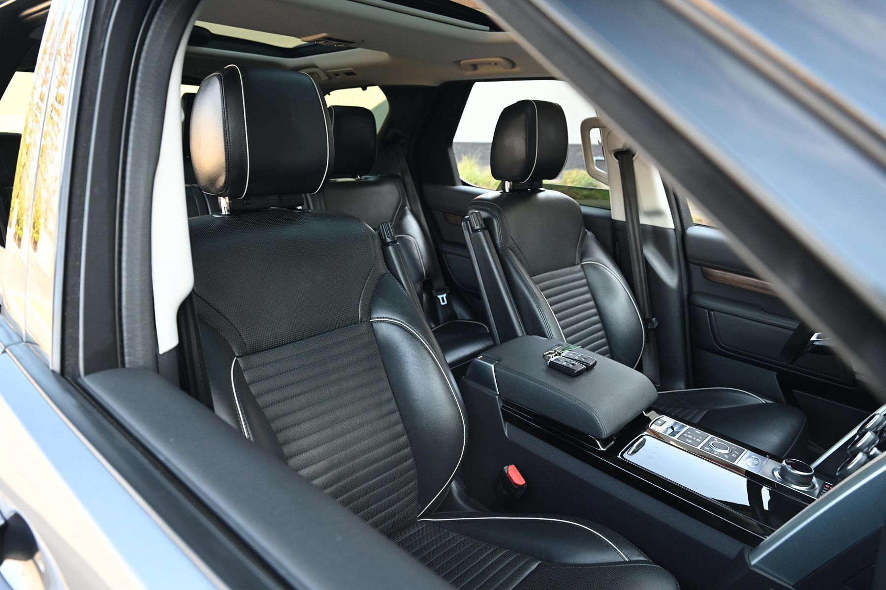 Used 2020 Land Rover Discovery HSE AWD/4WD image 11