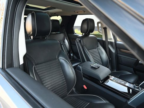 Used 2020 Land Rover Discovery HSE image 11