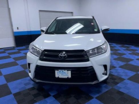 Used 2017 Toyota Highlander SE AWD/4WD image 3