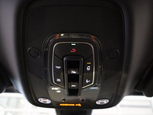 Used 2025 Bentley Bentayga image 19