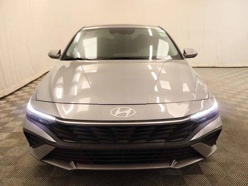 Used 2025 Hyundai Elantra Hybrid FWD image 4