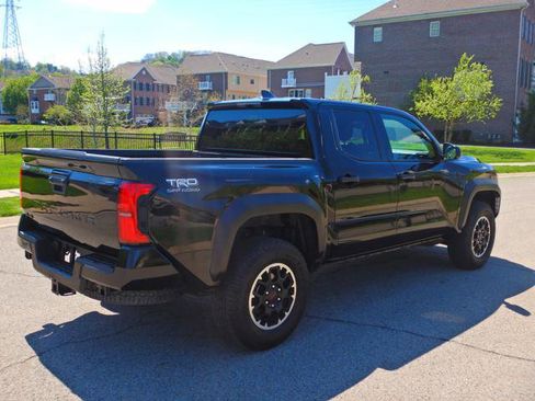 Used 2025 Toyota Tacoma TRD Off-Road AWD/4WD image 4
