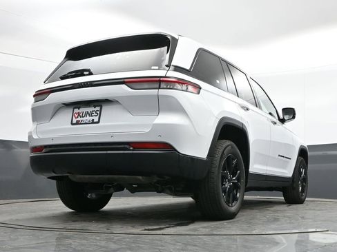 Used 2025 Jeep Grand Cherokee Altitude AWD/4WD image 38