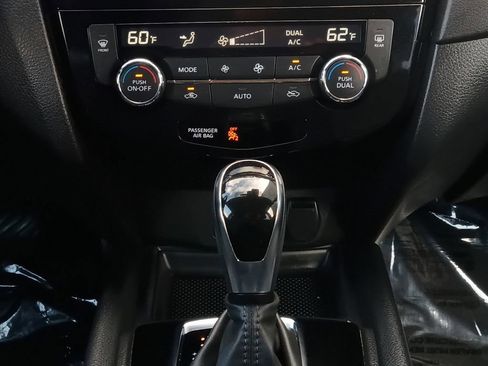 Used 2019 Nissan Rogue SV FWD image 4